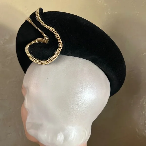 STYLISH 1940's BLACK FELT HAT WITH PEARL & BEAD TRIM